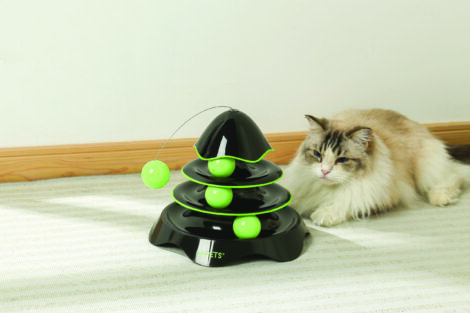 M-PETS_20639399_ECO Play Tower_Cat toy_Rocket_Black & green_#01_Lifestyle_CAT_INDOOR_HOR_CMYK_5