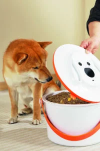 M-PETS_60501899_VACUUFRESH-Food-Storage-Container_750-cl_Lifestyle_Dog_indoor_VER_CMYK_2-scaled-200×300