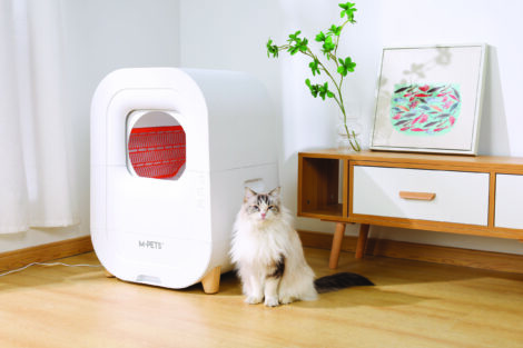 M-PETS_20119501_SMARTO_M500_Automatic Cat Litter Box_Lifestyle_With cat_HOR_CMYK_02