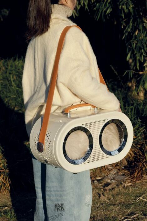 M_PETS_20402399_SIXTIES_RADIO_Pet_Carrier_White_Lifestyle_Cat_Outdoor_VER_CMYK_3